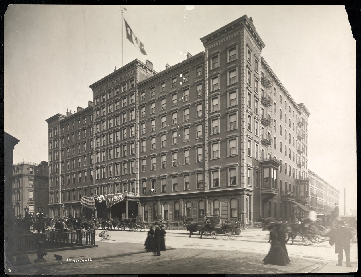 Windsor Hotel at 5th Avenue from 46th to 47th Streets、New York、1898（silver gel print） 作： バイロンカンパニー