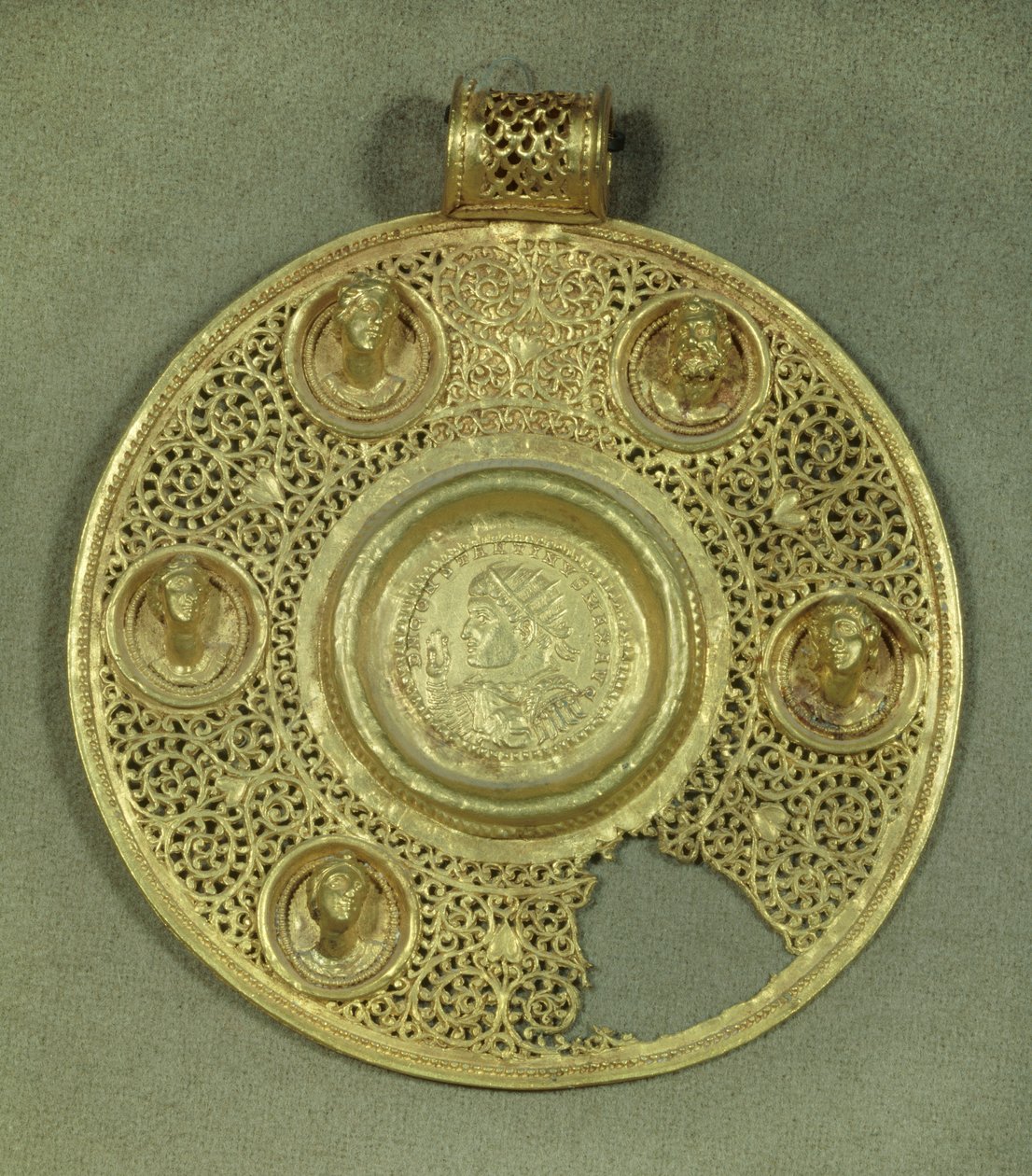 金の円形メダイ：321年にシルミウムで打たれたコンスタンティヌス1世（AD270-337）のソリドゥス。紀元後4世紀の作品。日 0,092 m パリ、ルーヴル美術館（Musee du Louvre 作： ビザンチン