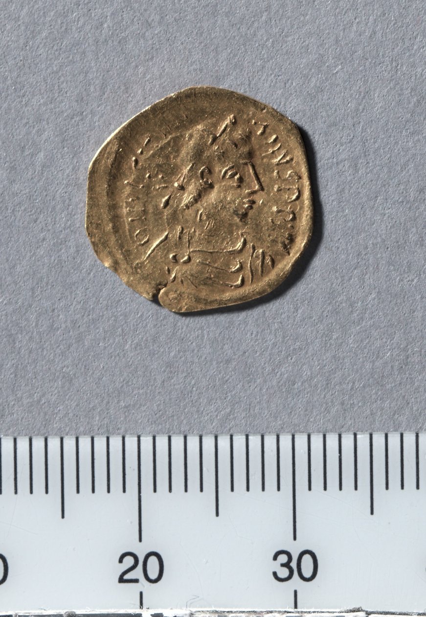ユスティニアヌス1世のハーフ・トレミシス、コンスタンティノープル、527-565年（金 作： ビザンチン学校