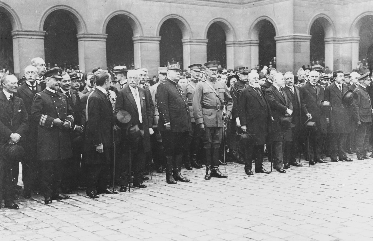1917年7月4日、パリのオテルデアンヴァリッドにフランスに到着したアメリカ軍の最初の部隊を歓迎するパーシング将軍、ポアンカレ大統領、ジョフレ元帥 作： C.チュソーフラビエンス