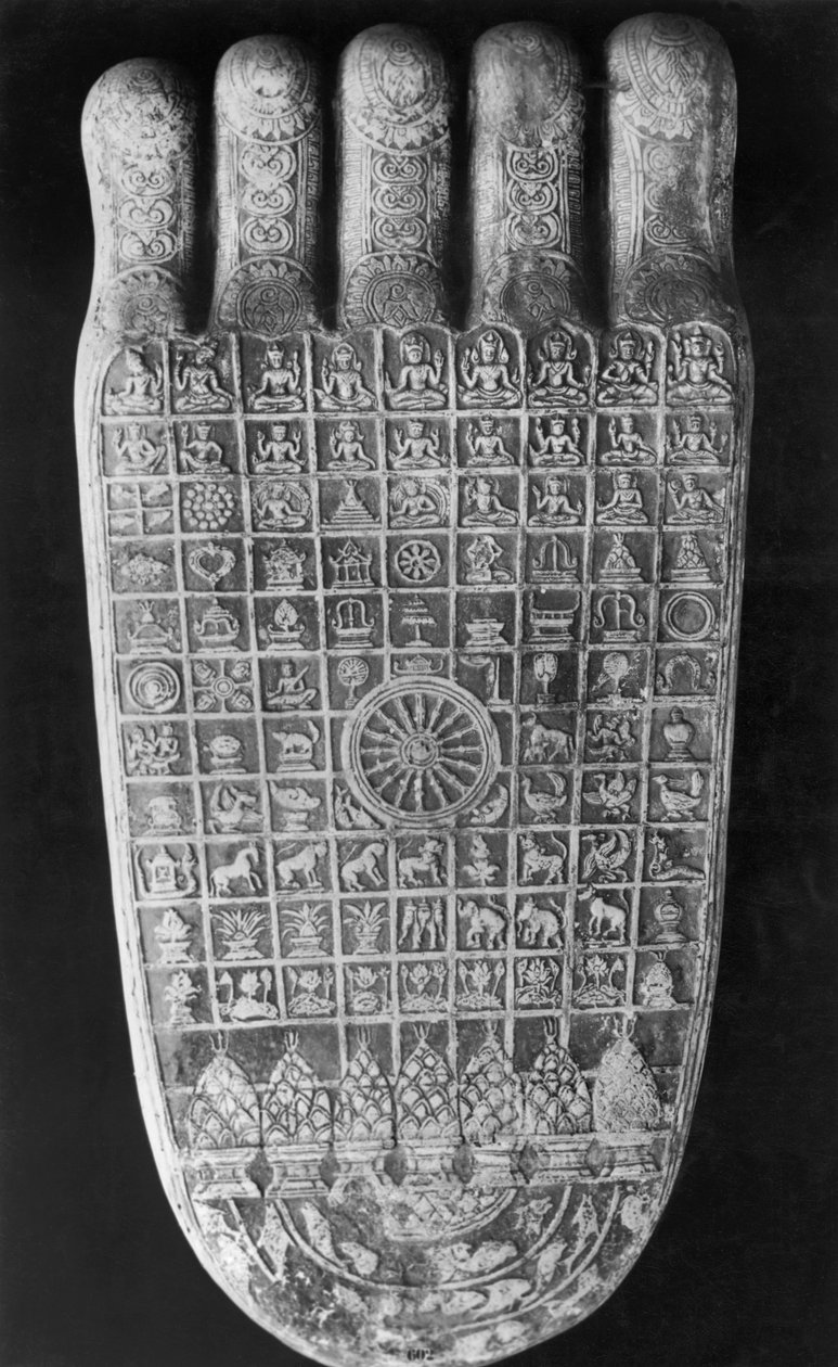 8世紀後半〜12世紀後半の仏の足跡にある神聖な兆候 作： カンボジア語学校