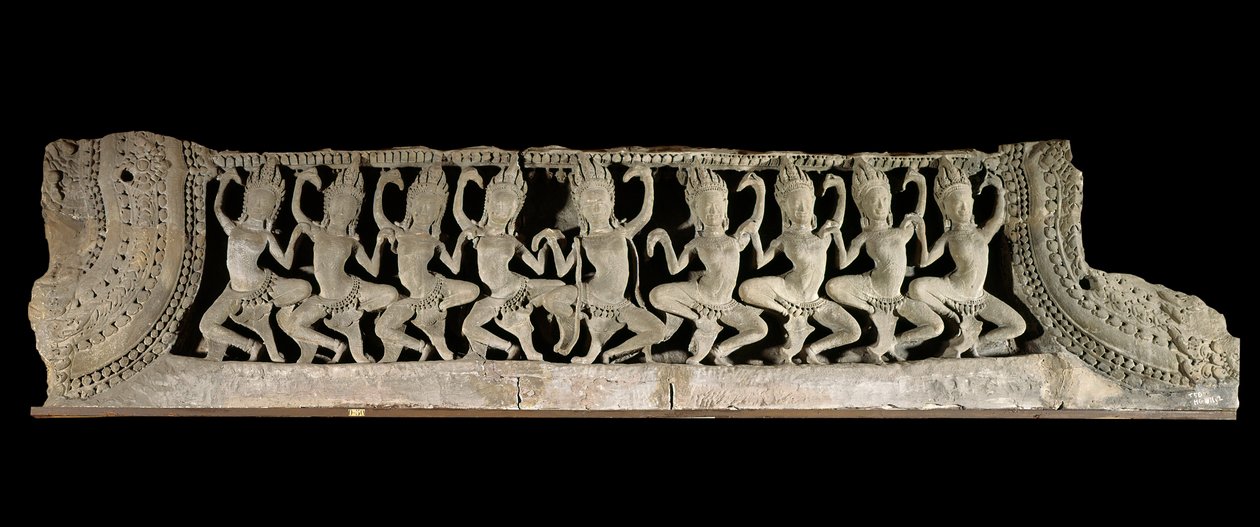 クメール（極東）の芸術。下部ペディメントのレジスター：9人の踊るアプサラス。12世紀後半から13世紀初頭のグレの低浮彫り。カンボジア、バイヨン寺院より。パリ、ギメ美術館、国立アジア美術博物館。 作： カンボジア人