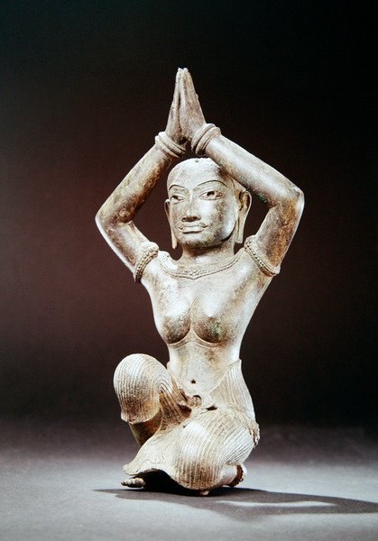 ひざまずく女性、11世紀後半（銀の象眼細工と金の痕跡のあるブロンズ） 作： カンボジア人