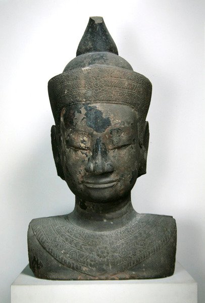装飾された仏像の胸像。 15-16ベンチュリー（砂岩） 作： カンボジア語学校