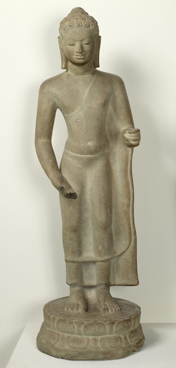 立っている仏、Tuol Ta Hoy、Vat Phnom、Udong（砂岩） 作： カンボジア語学校