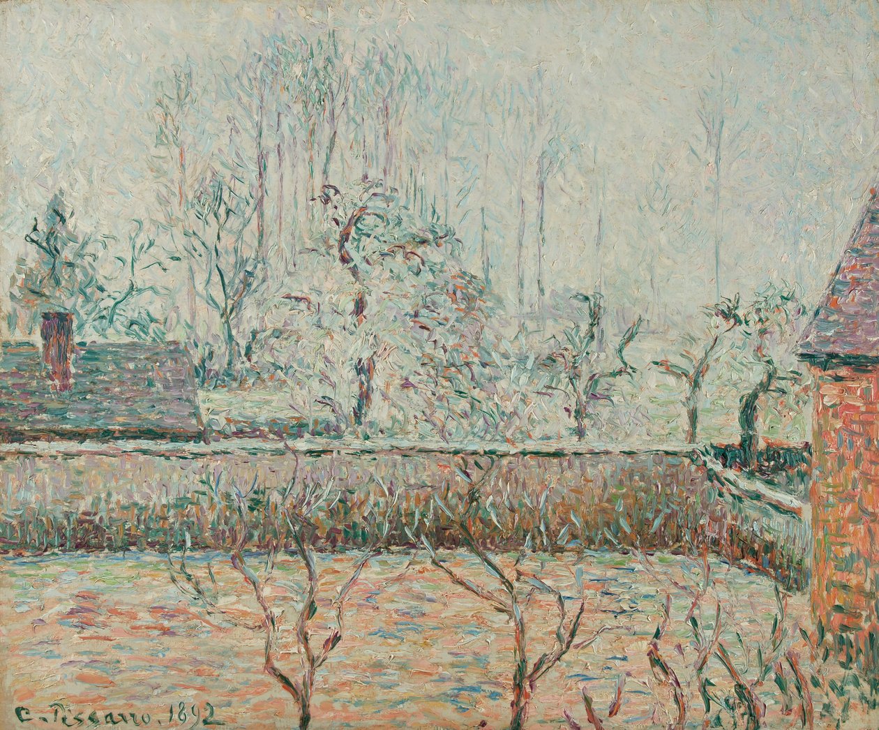 家と囲いの壁、霜と霧のある風景（1892） 作： カミーユ・ジェイコブ・ピサロ