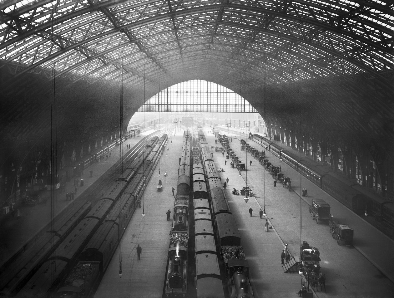 セント パンクラス駅、カムデン、ロンドン、1895 年 作： キャンベルズプレススタジオリミテッド