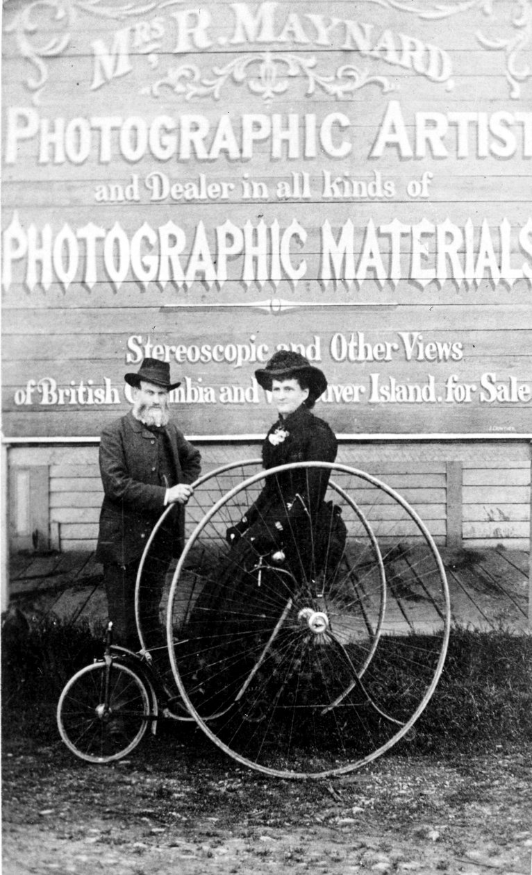 メイナーズ夫人のスタジオの外にいるリチャードとハンナメイナード、1880年代 作： カナダの写真家