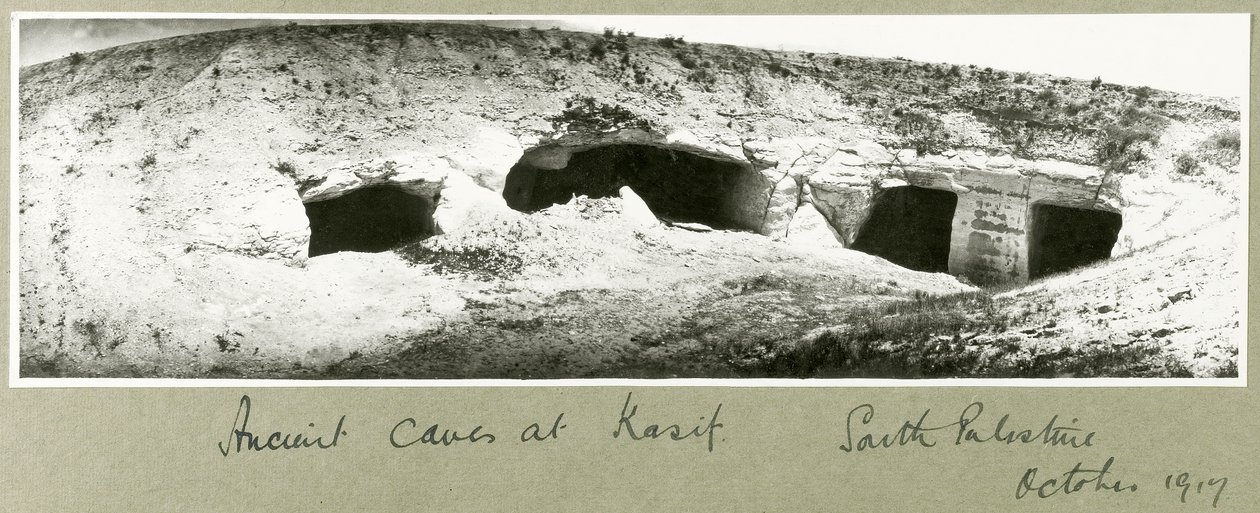 1917年10月、南パレスチナのカシフにある古代の洞窟 作： 大tアーサーロードス