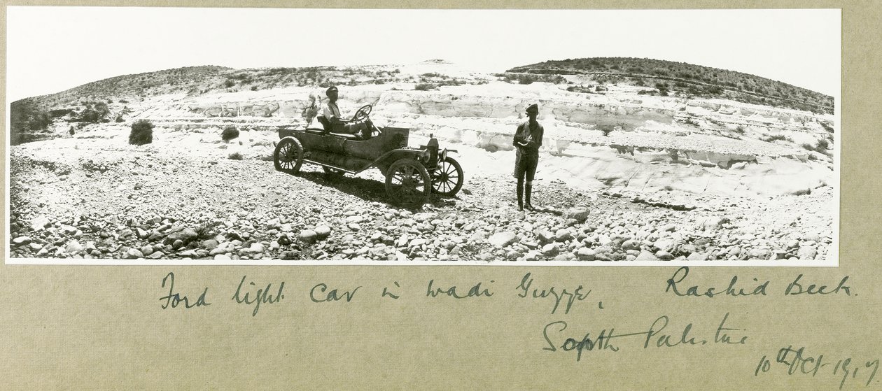 1917年10月、南パレスチナ、ラシドベック、ワディグッツェのフォード軽自動車 作： 大tアーサーロードス