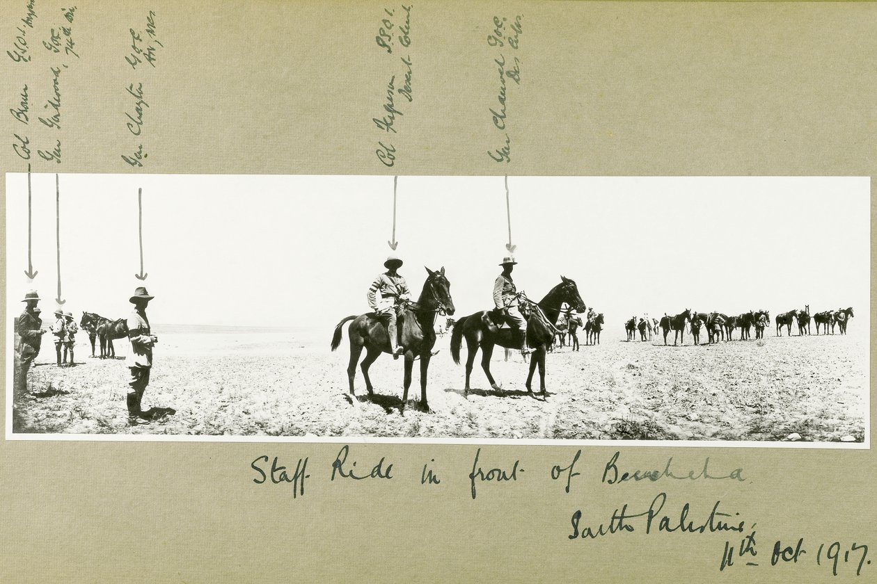 1917年10月、南パレスチナのベエルシェバの前でスタッフが乗る 作： 大tアーサーロードス