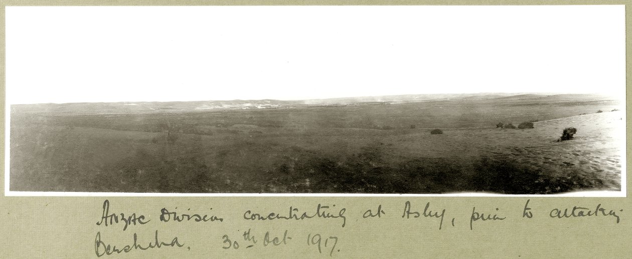 1917年10月20日、ベエルシェバを攻撃する前にアスルジに集中するアンザック師団 作： 大tアーサーロードス