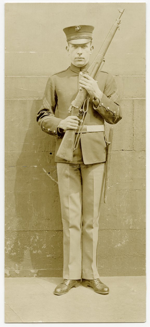 制服を着た兵士がコンクリートの壁の前で写真にポーズ 作： カール・ミシェル