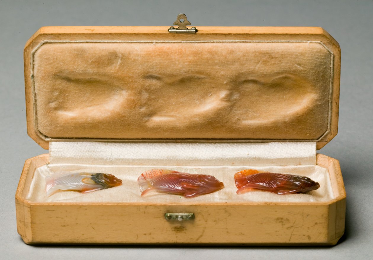 オリジナルボックスの3匹の魚のセット、c.1890 作： カール・ファベルジェ
