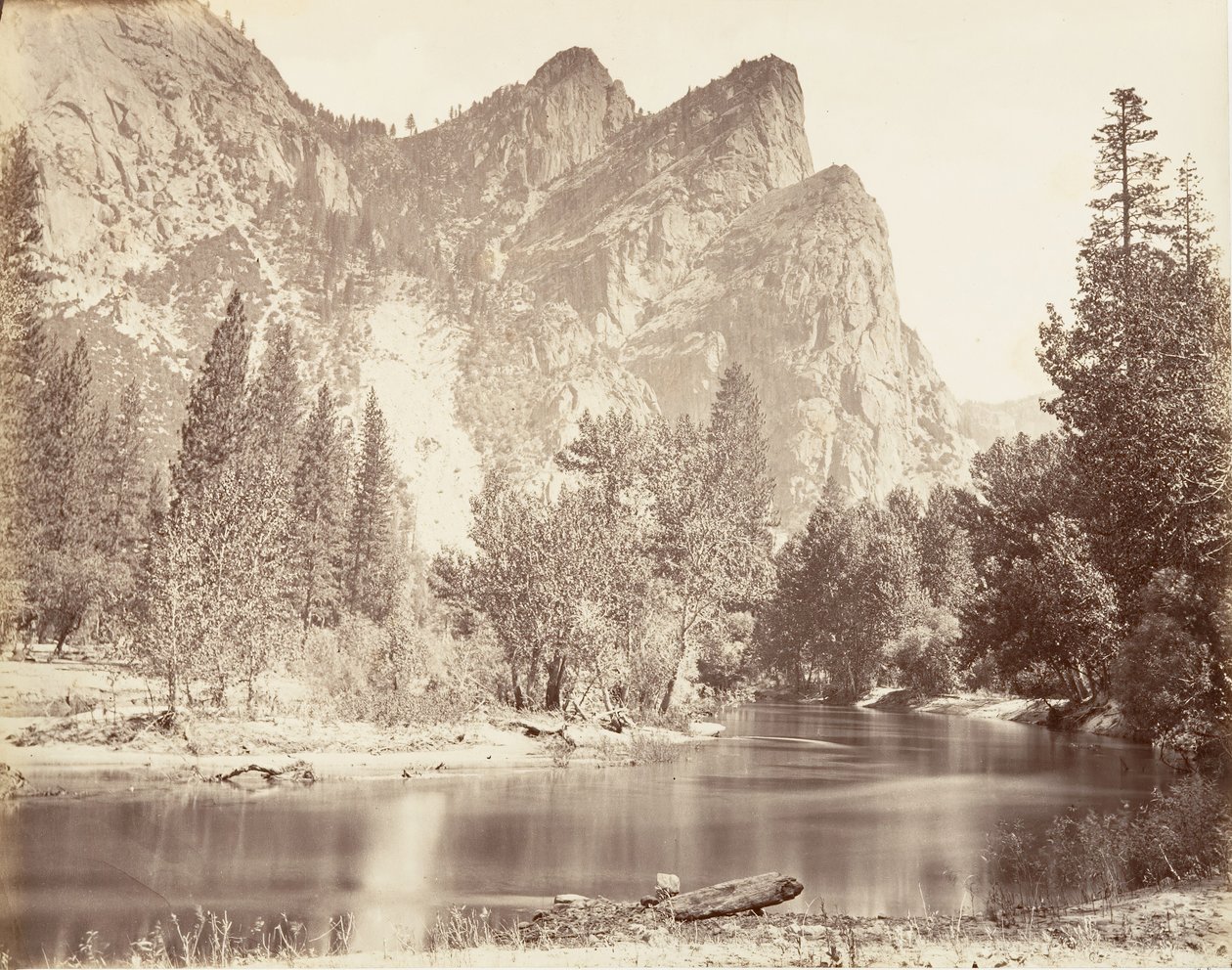 The Three Brothers, Yosemite, ca. 1872, printed ca. 1876. 作： カールトン・E・ワトキンス。