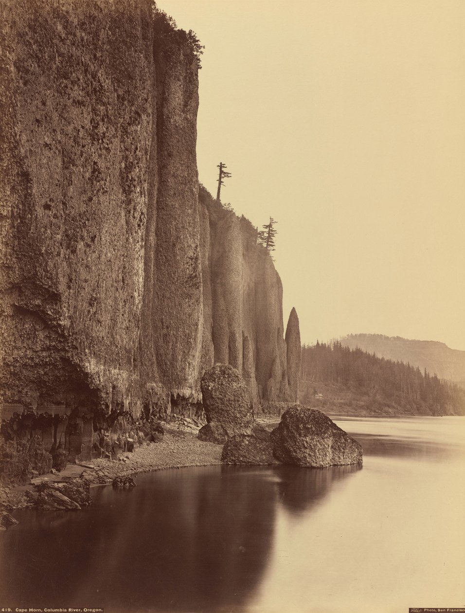 1867年、オレゴン州コロンビア川、ケープ・ホーン（写真） 作： カールトン・エモンズ・ワトキンス