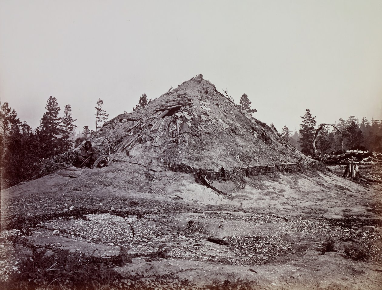 1863 年、カリフォルニア州メンドシノ郡のインディアン スウェット ハウス。 作： カールトン・エモンズ・ワトキンス