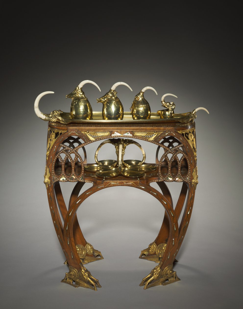 Adrien-Aurélien Hebrard (1866-1937)作「クリームピッチャー、蓋つきシュガーボウル、ティーポット、湯沸かしポット、サルバーを配したトレイ」、1907年頃「テーブル」（象眼細工の木（マホガニー 作： カルロ・ブガッティ