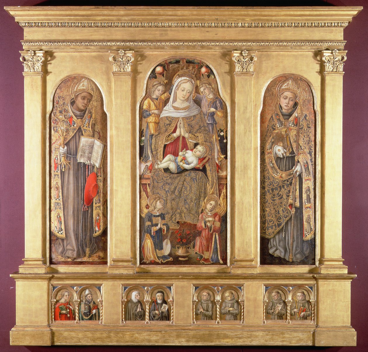 聖母子と聖人ボナベンチュラとトゥールーズのルイ、c.1489（パネルに金と油の釉薬が施されたテンペラ） 作： カルロ・クリヴェッリ