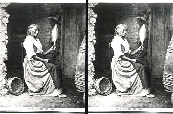 紡ぐ老女（カプリ島、1865年頃）（モノクロ写真 作： カルロ・ナヤ