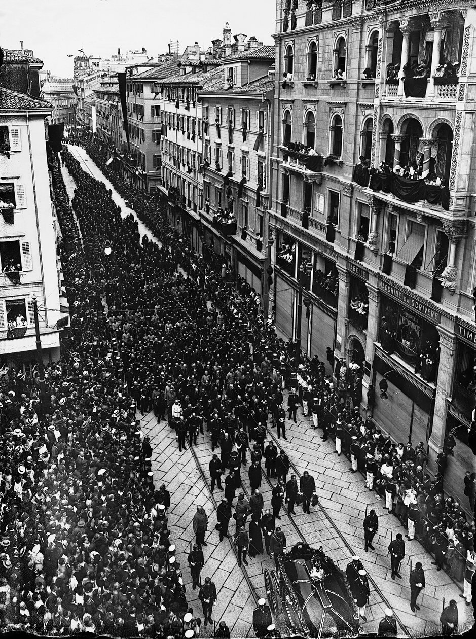 1914年7月2日に行われたオーストリア大公フランツ・フェルディナンドの葬儀(白黒写真) 作： カルロ・ウルツ