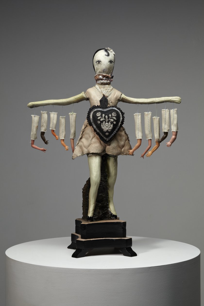Black Heart, 2013 (木、粘土、布、絵の具、人形のパーツ) 作： キャシー・ピルキントン