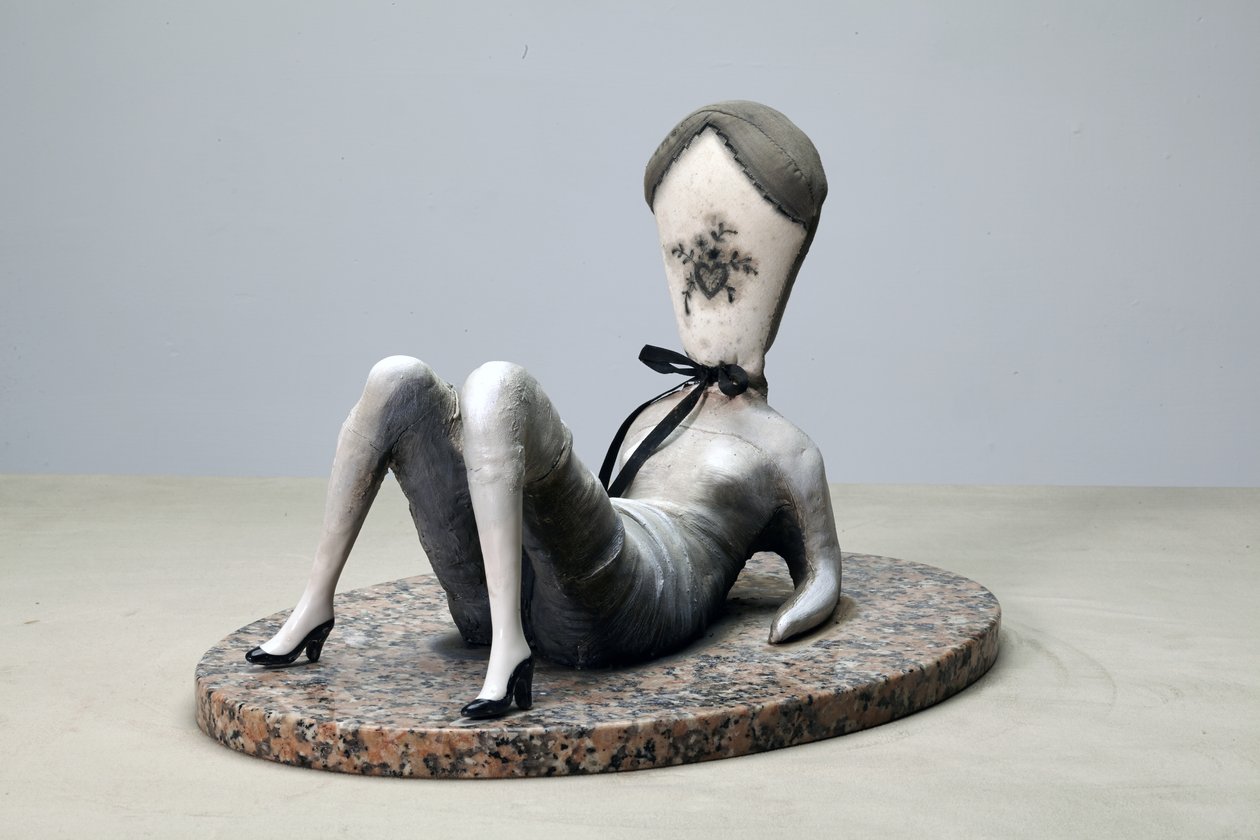Dirty Love Pillow, 2014（御影石に布、粘土、絵の具） 作： キャシー・ピルキントン