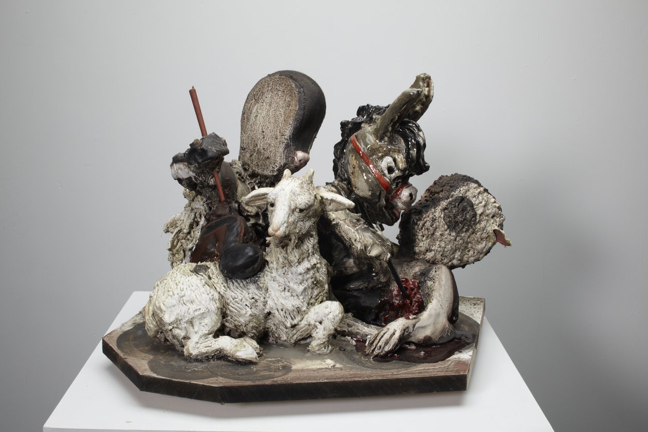 ヘルプ・イズ・オン・ザ・ウェイ, 2010 （木、石膏、粘土、布、絵具） 作： キャシー・ピルキントン