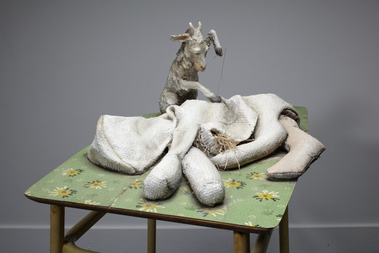 Mother, 2010 （木、毛布、わら、粘土、リノ、スチール、ペンキ） 作： キャシー・ピルキントン