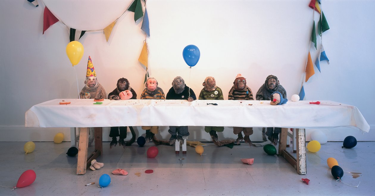 Singerie, 2004（ジェスモナイト、毛皮、ウール、木、パーティーアクセサリー） 作： キャシー・ピルキントン