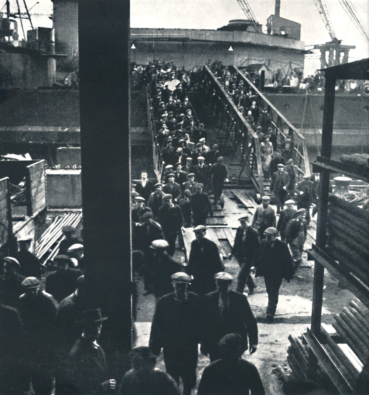 艦隊の後ろの軍隊、1941 作： セシル・ビートン