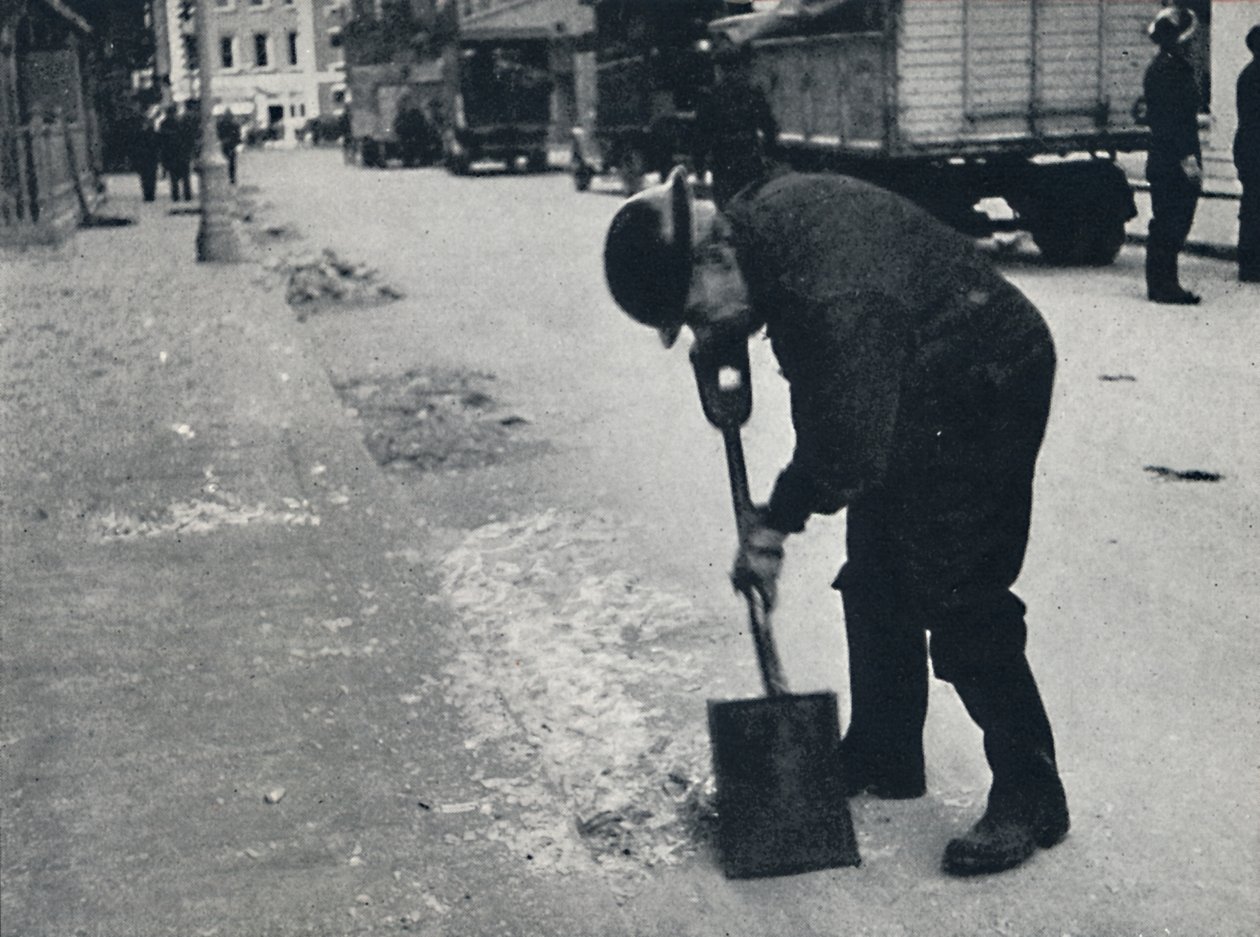古いガラスのコレクター、1941 作： セシル・ビートン