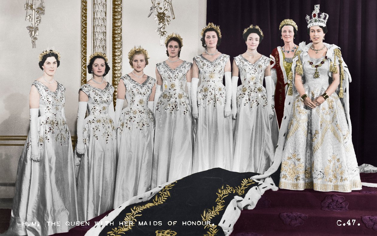 1953年6月2日、エリザベス2世女王と彼女の名誉の女神、戴冠式 作： セシル・ビートン