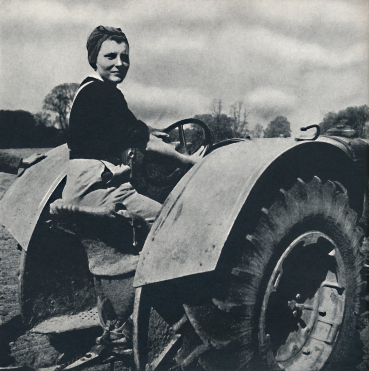 ランドガール、1941 作： セシル・ビートン