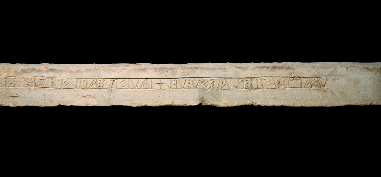 ケルトアート。「ケルト文字（オガム）で書かれた墓碑銘。紀元前6世紀末〜5世紀初頭。寸法365x19x33 cm Como, Museo Civico Archeologico Paolo Giovio 作： ケルト