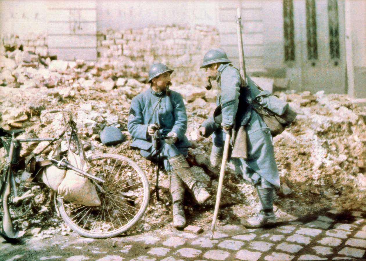 1914-18年頃、ドイツの大砲に砲撃された町にいる2人のフランス人兵士、西部戦線（オートクローム） 作： チャールズエイドリアン