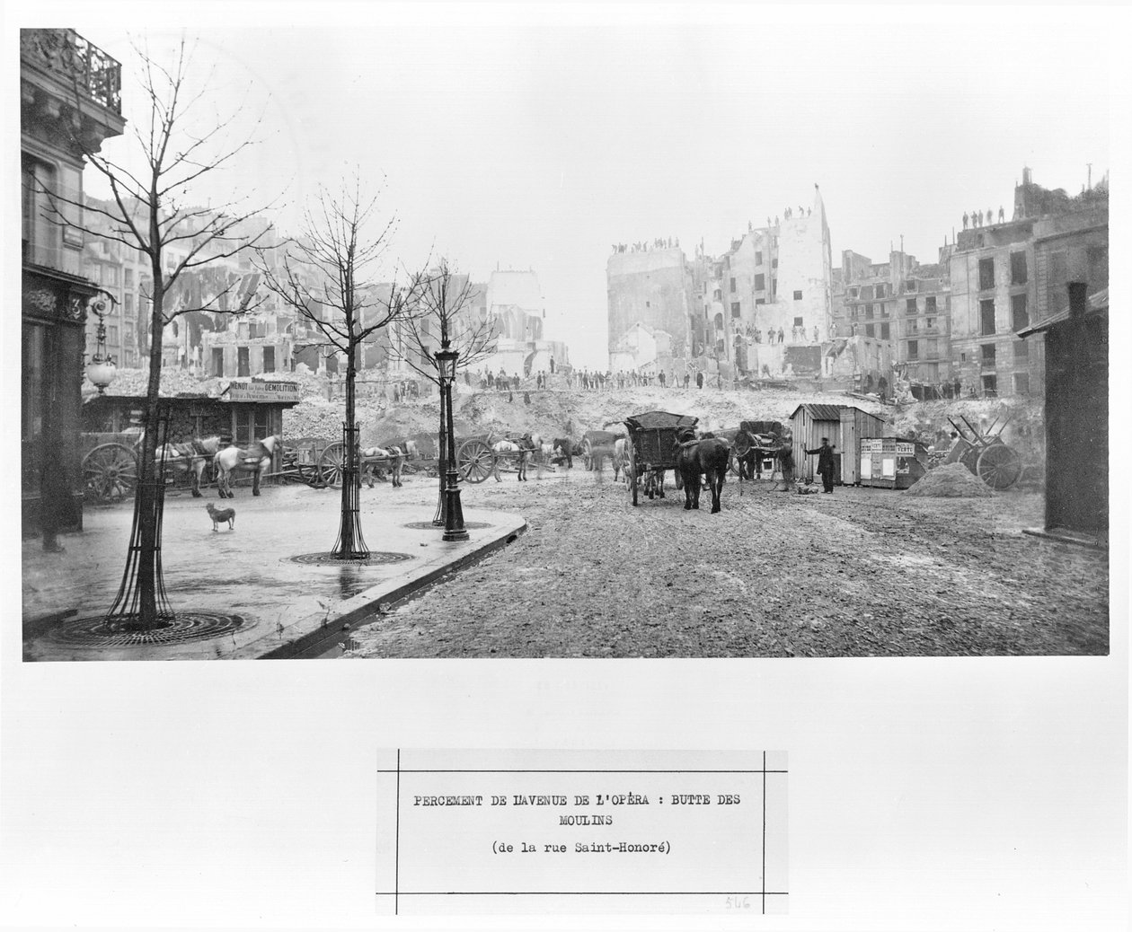 1858-78年、パリのサントノーレ通りからのビュートデムーラン通りの建物 作： チャールズ・マーヴィル
