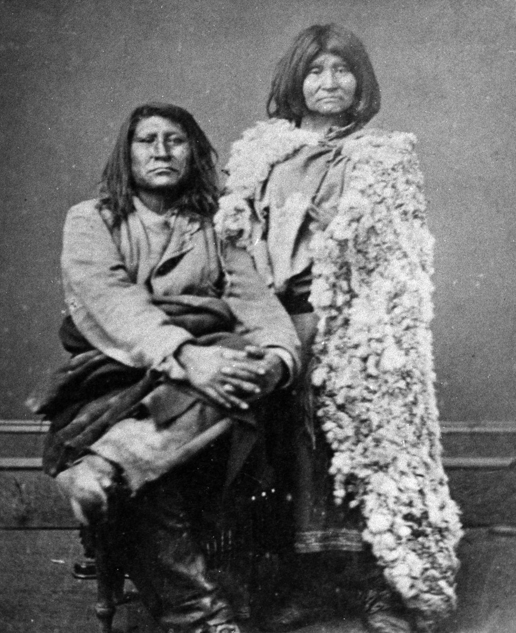 Se-go-witzと彼の花嫁、彼女のウサギの皮のローブ、1880年頃 作： チャールズ・ロスコー・サベージ