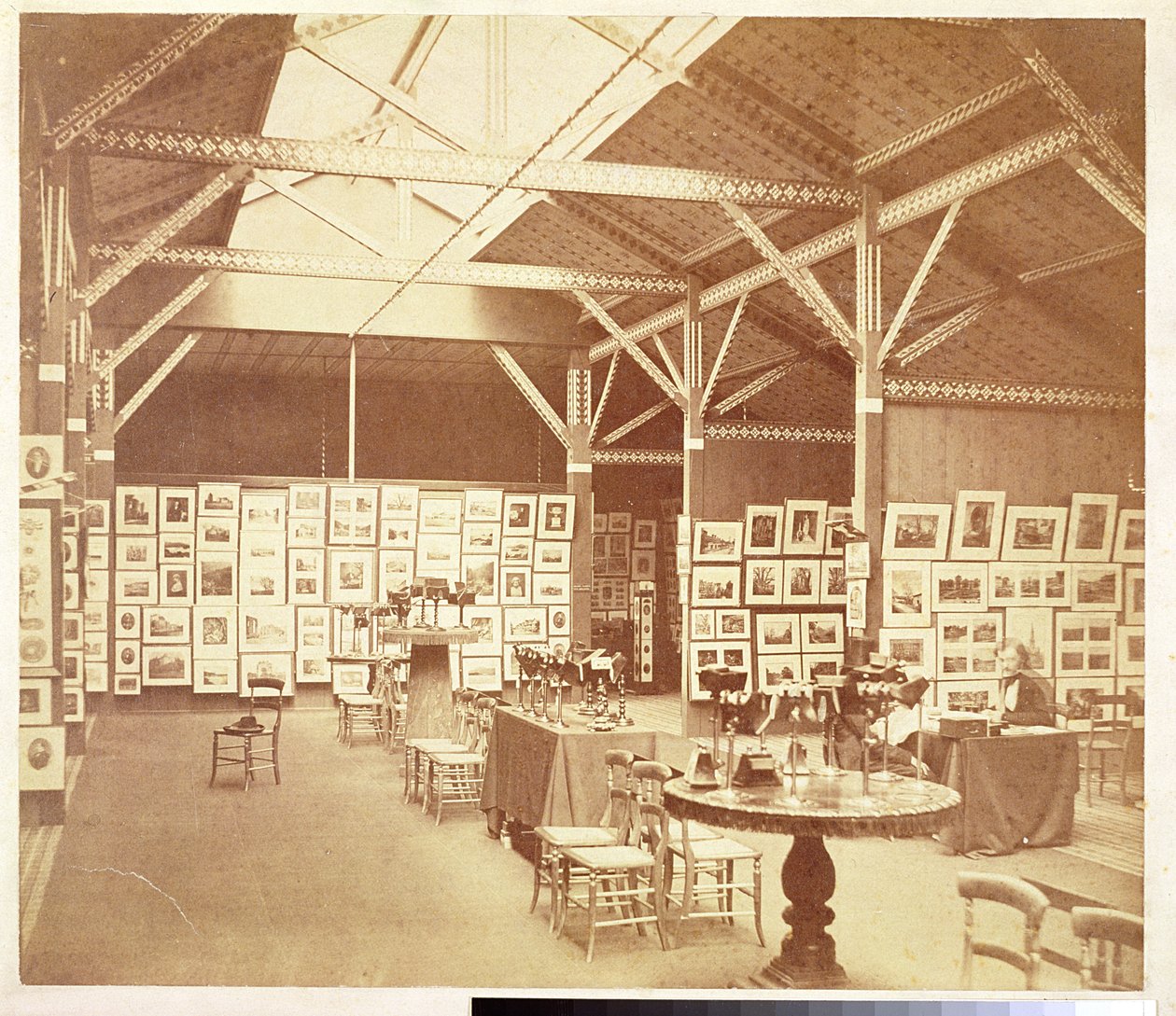 サウスケンジントン博物館での写真協会の展示、1858（bw写真） 作： チャールズサーストントンプソン