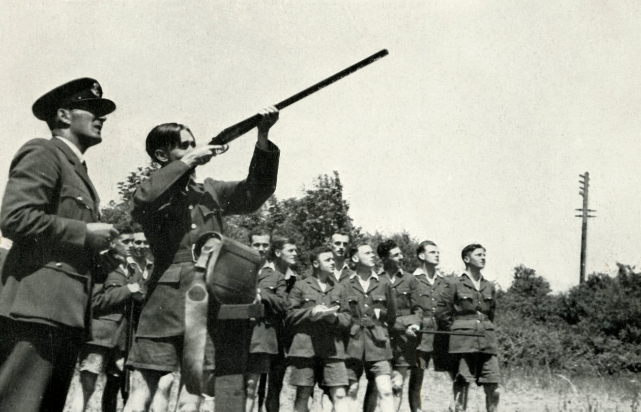 1941年の第二次世界大戦中に銃を発砲することを学んだRAF職員。 作： チャールズ・ブラウン
