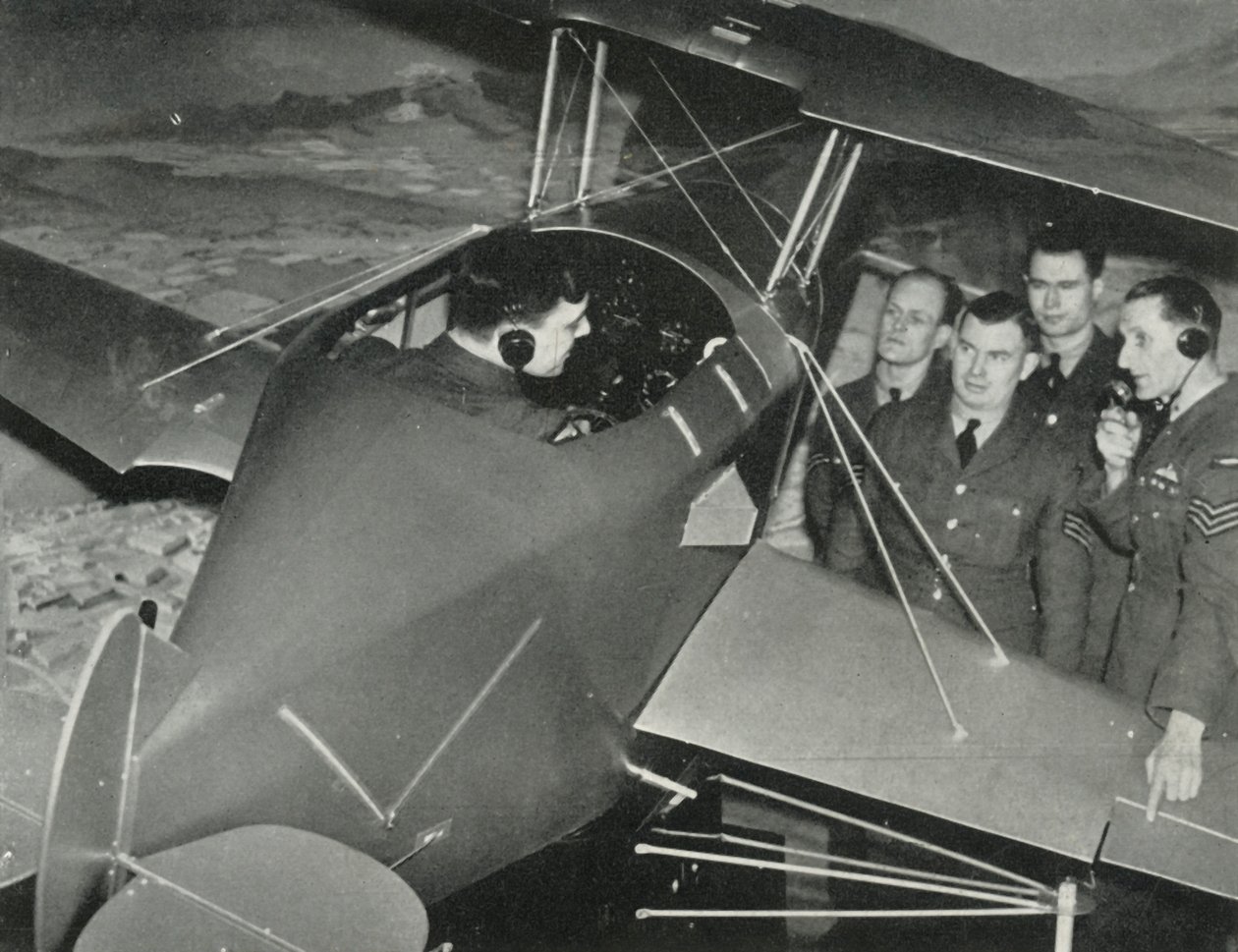 1941年の第二次世界大戦中に飛行シミュレータで飛行することを学んだ空軍の職員。 作： チャールズ・ブラウン