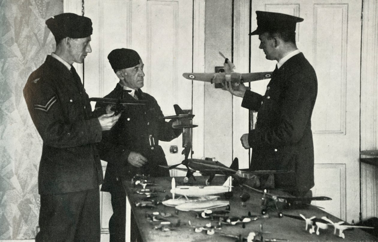 1941年の第二次世界大戦中に航空機を特定することを学んだRAF職員。 作： チャールズ・ブラウン