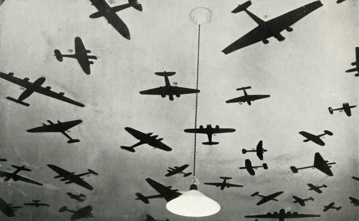 軍用機のシルエット... 1941年の第二次世界大戦中にRAF訓練学校で。 作： チャールズ・ブラウン