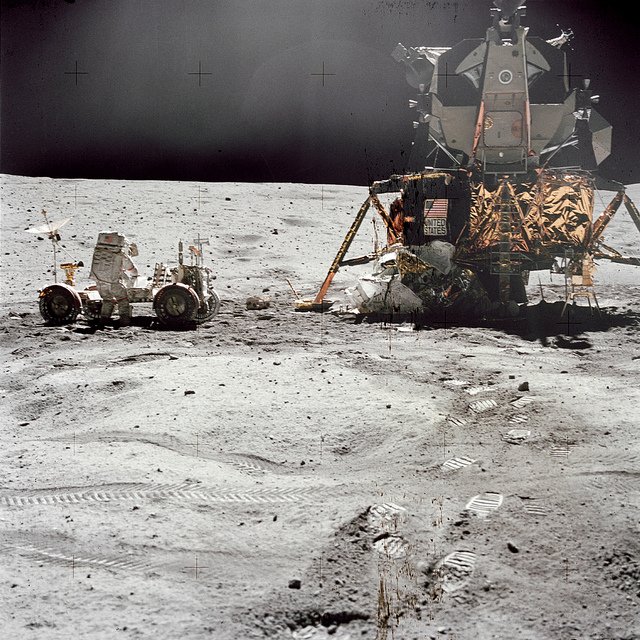 1972 年 4 月 21 日、月面に着陸したアポロ 16 号月着陸船オリオン。 作： チャールズデューク