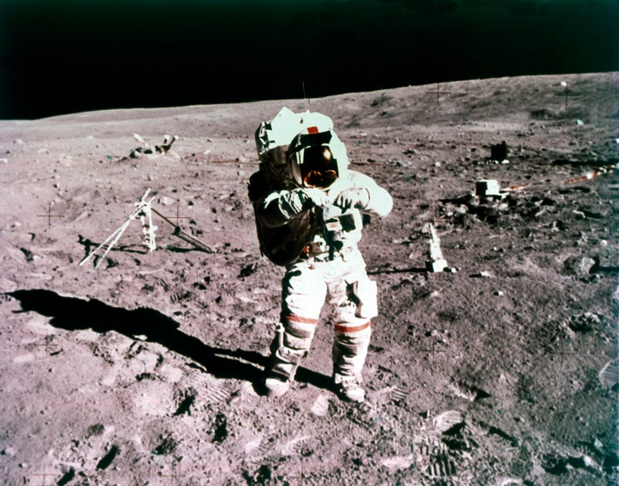アポロ16号の宇宙飛行士を描いた記念他 写真の８枚全て 1972 年 4 月 21 日、アポロ 16 号ミッションで月面に立つジョン