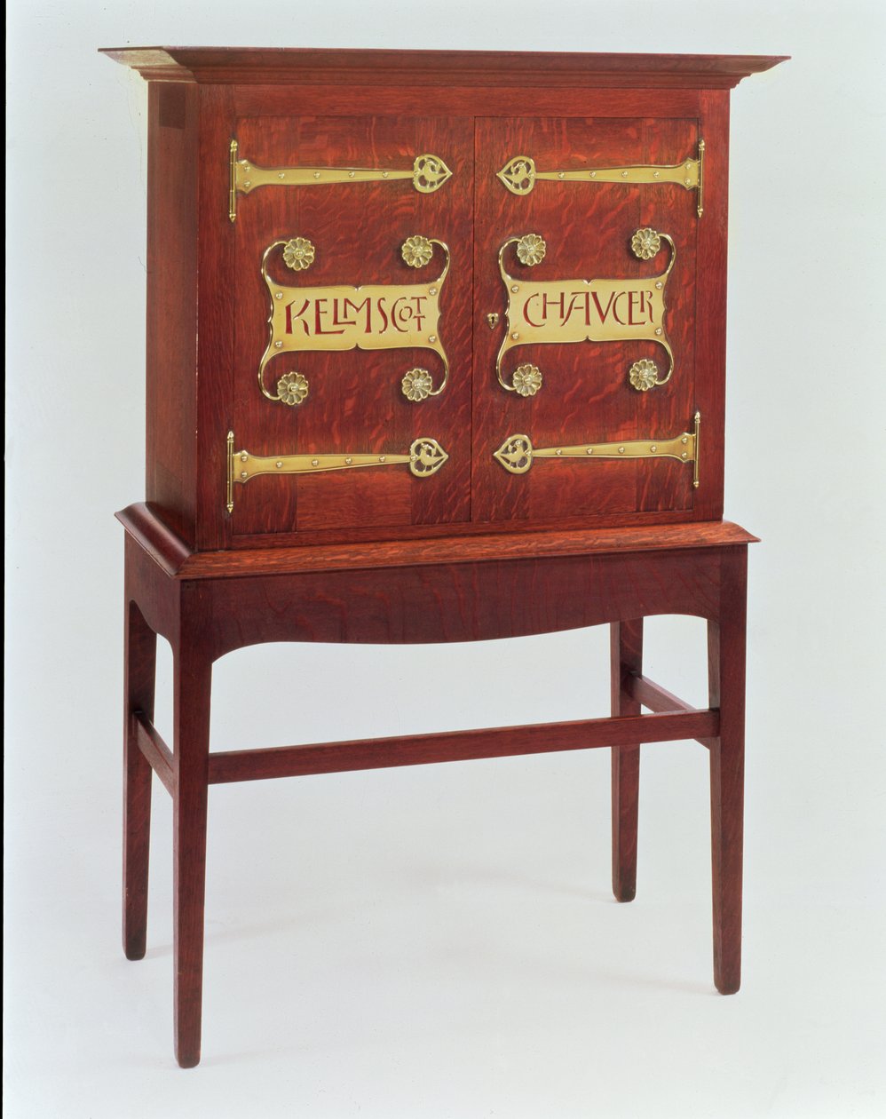 ケルムスコットチョーサーキャビネット、CFAVoysey（1857-1941）によって設計され、F.Coote、1899年製（真鍮製の金具付きオーク） 作： チャールズ・フランシス・アネスリー・ヴォイジー