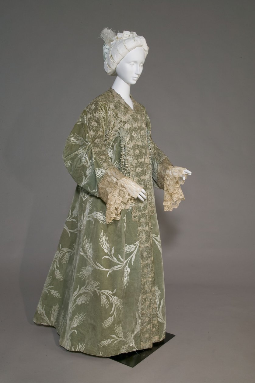 バーサ・パーマーのイブニング・コート、1902年頃（正面斜視図）。シルクサテンに小麦柄のカットベルベット、金属糸のレース、シルクのメタリックタッセル。パリのワース社。 作： チャールズ・フレデリック・ワース
