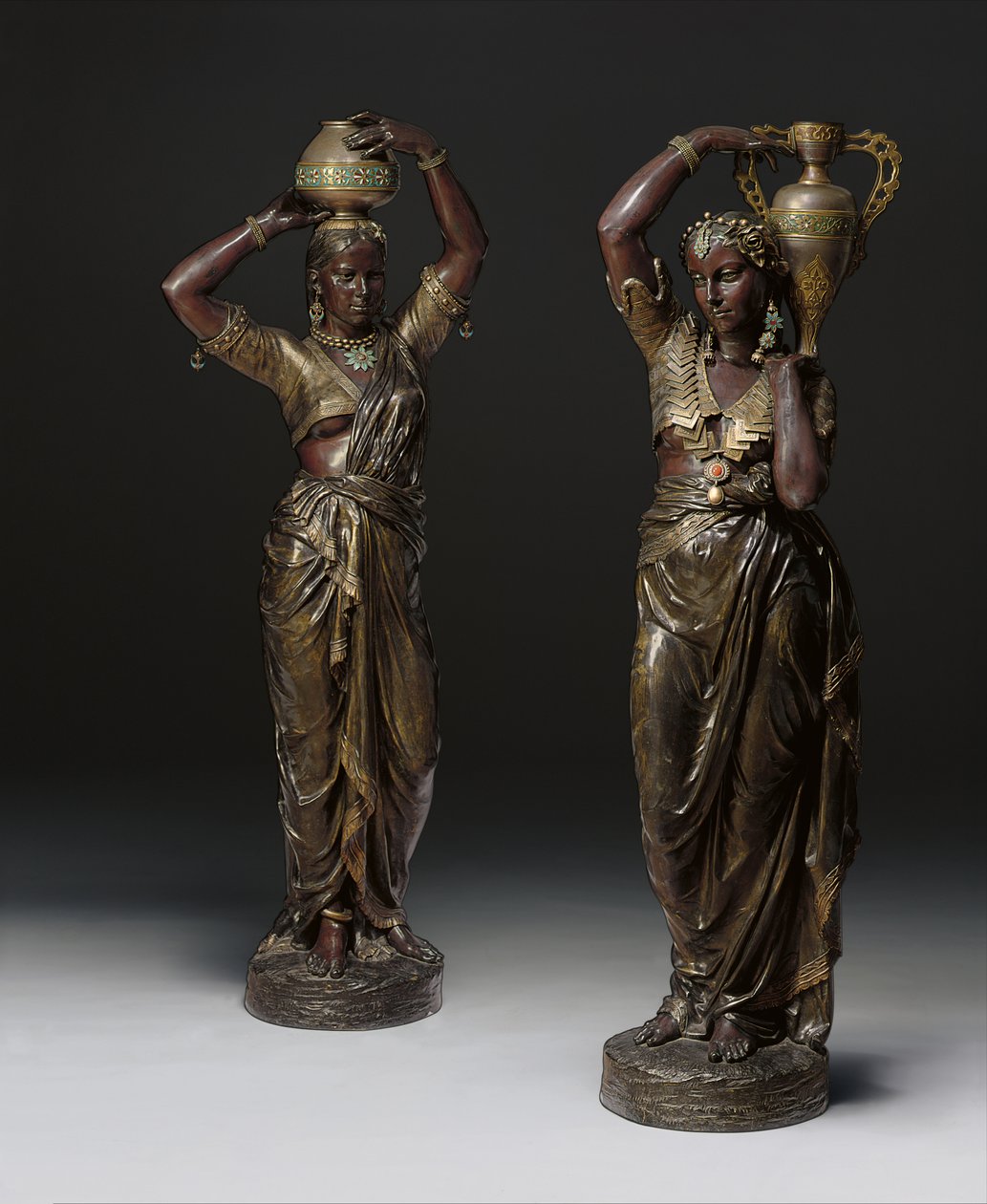 花瓶を運ぶインドの女性の形をした2つのブロンズトーチャー、1862年-1865年 作： チャールズアンリジョセフコーディエ