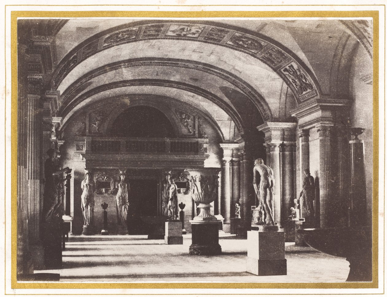 ルーヴル美術館のカリアティードの部屋、c。 1851年。 作： チャールズ・マーヴィル