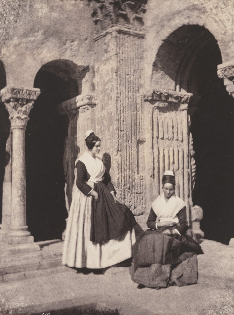サン＝トロフィム修道院の回廊に立つアルルの女性たち（Women from Arles in the Cloisters of Saint Trophime） 作： チャールズ・ネグレ